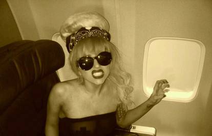 Bježite, Lady GaGa kao i Amy nosi gnijezdo na glavi