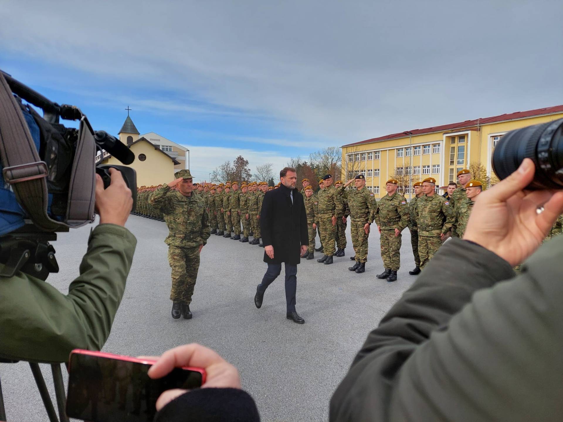 Dvaput je dvaput: Banožić na ispraćaju vojnika na Kosovo. Nakon njega dolazi - Milanović