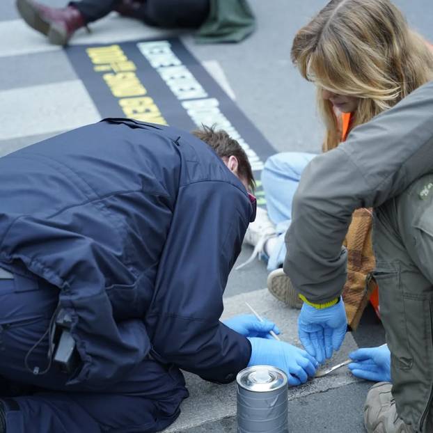 FOTO Klima-Shakira u središtu skandala. Atraktivna Anja htjela oštetiti Merzov avion