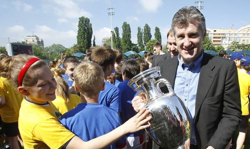 Šuker razveselio Kijev noseći trofej Europskog prvenstva