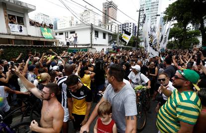 VIDEO Kakva sramota! Navijači Santosa se tukli s rivalima na Peleovom posljednjem ispraćaju