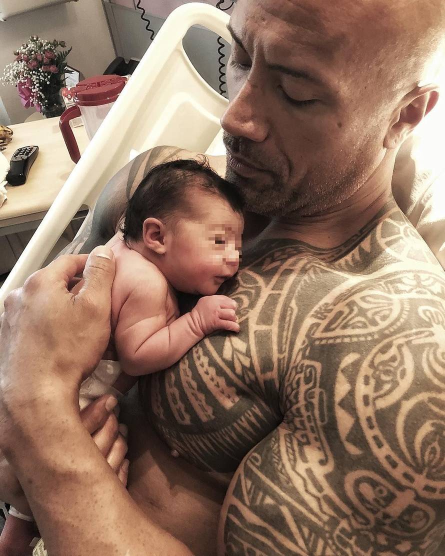 'The Rock' na Havajima oženio 13 godina mlađu: 'Uzimam te'
