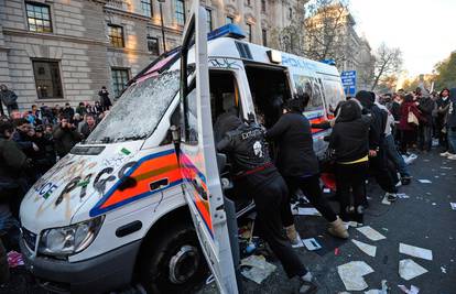 London: Studenti divljali radi školarina, ozlijedili 2 policajca