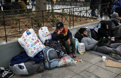 Ostali su blokirani na granici: Migranti preplavljuju Atenu...