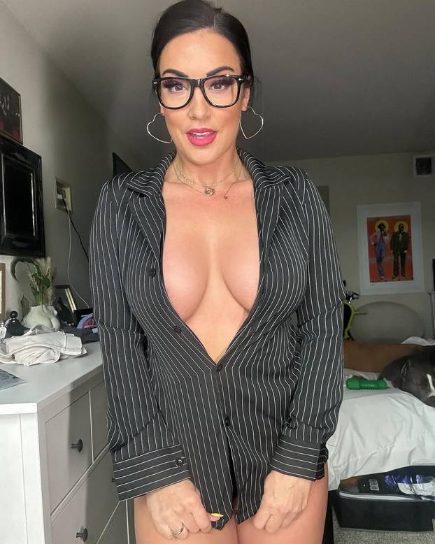 FOTO Učiteljica postala zvijezda filmova za odrasle: 'Muž se ne ljuti. Skupljam novac za azil'