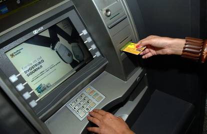 Policija pozvala na oprez: Na bankomat montirao 'skimmer'