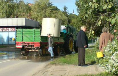 Bačva ispala iz traktora, a graševina iscurila po ulici