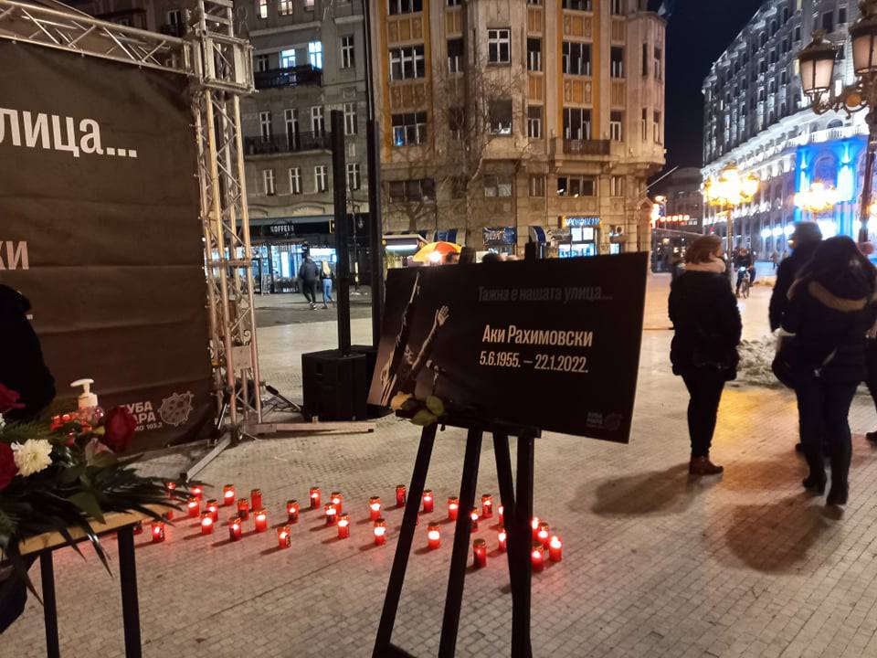 U Skoplju palili svijeće za Akija, na trgu svirali njegove pjesme