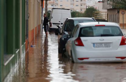 SCENE UŽASA Preko 50 mrtvih u Španjolskoj! Bujice nosile aute i trgale mostove. Ima i nestalih!