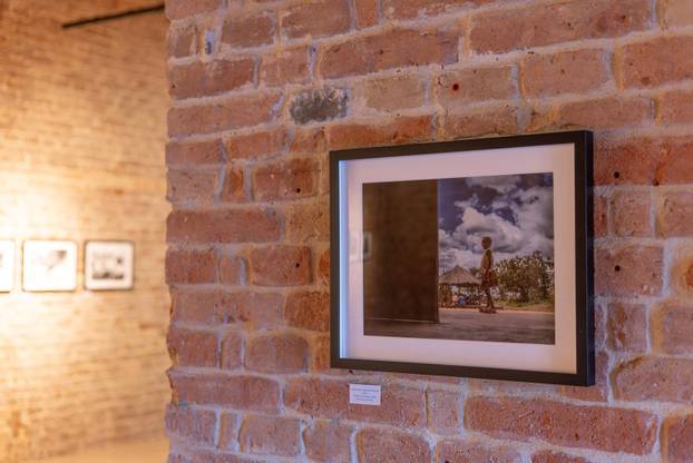 Osijek: Svečano otvorenje izložbe fotografija fotoreporterke Pixsella Emice Elveđi "Srce za Afriku"