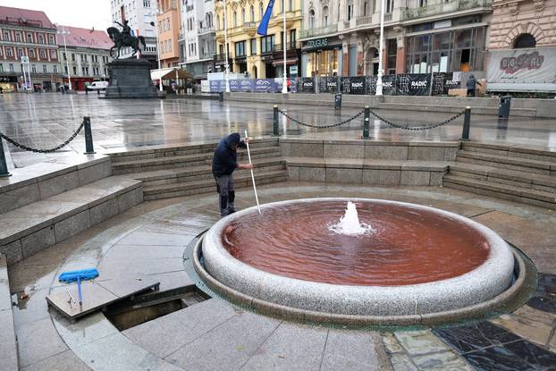 Zagreb: Manduševac obojen u crveno