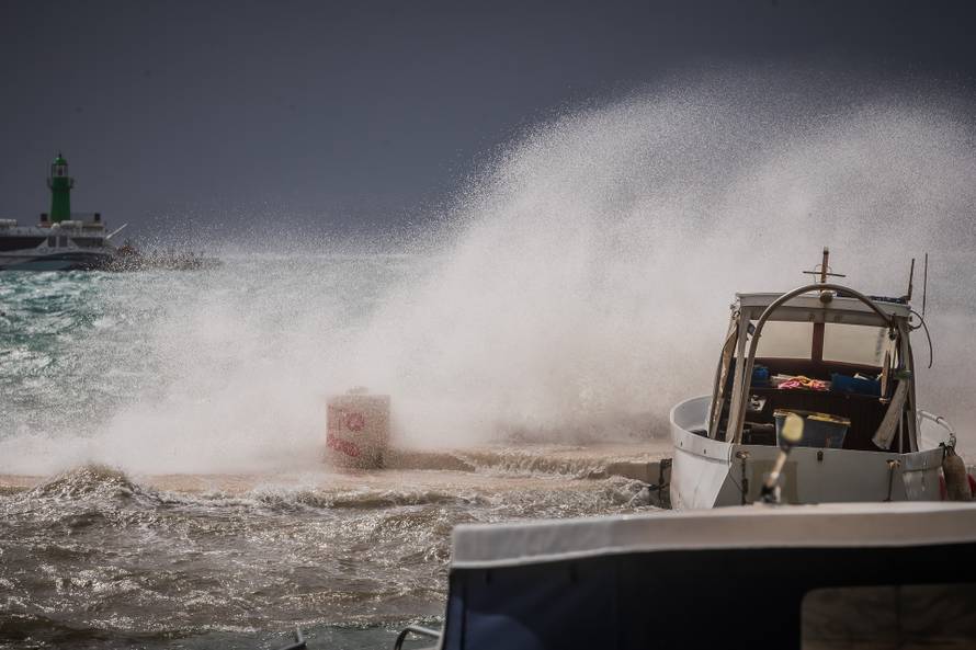 Split: Orkansko jugo potopilo rivu te stvaralo probleme u pomorskom prijevozu