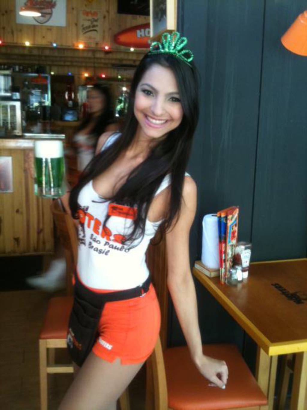 http://www.facebook.com/hootersbrasil