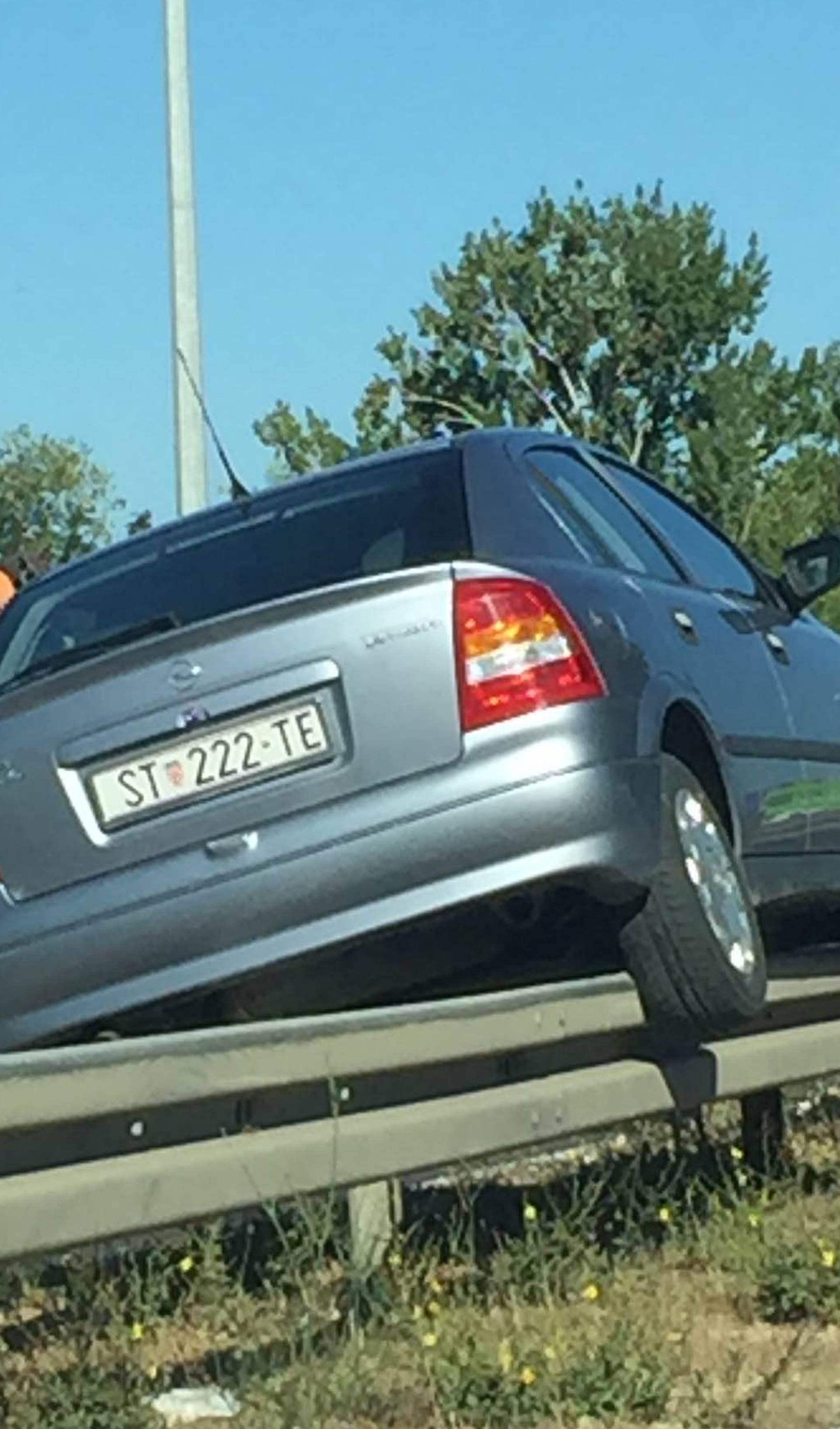 Kako je ovo izvela? 'Parkirala' automobil na zaštitnu ogradu