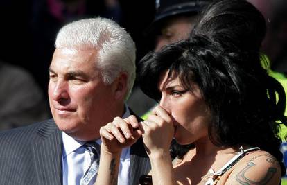 Planira objaviti pisma s turneje pokojne kćeri Amy Winehouse