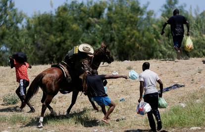 Biden o rastjerivanju migranata konjima na granici: 'Baš mi je neugodno... To je sramota'