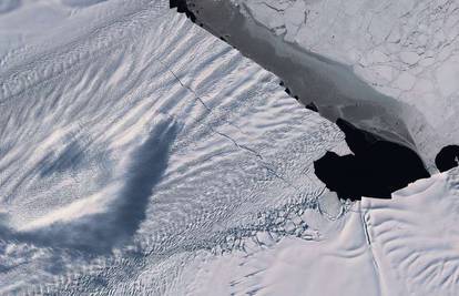 Pogledajte video: Odlomio se ledenjak veličine otoka Paga