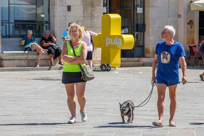 Turisti u Puli iskoristili dan za šetnju i fotografiranje grada