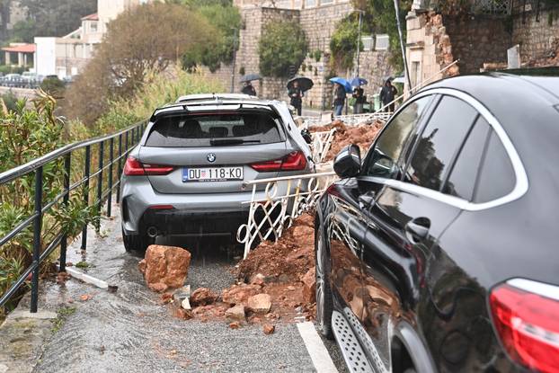 Dubrovnik: Na cestu se odronio zid kuće, automobili zatrpani kamenjem