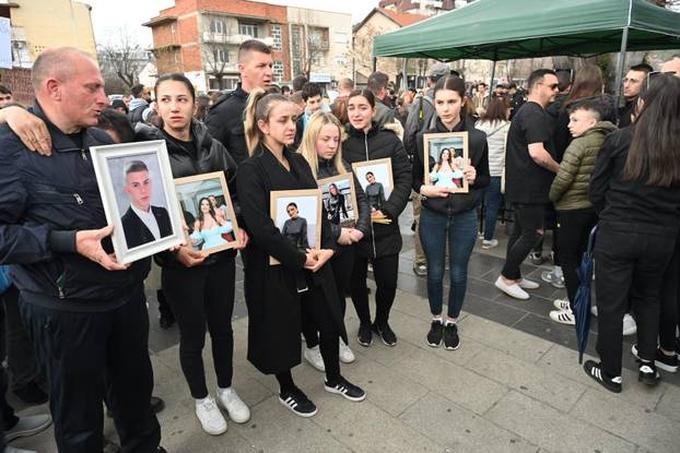 Bolni prizori iz Gradskog parka u Kočanima, građani prosvjedom odaju počast poginulima