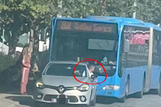 Nevjerojatno! Biser u Zagrebu blokirao je ZET-ov bus i psovao vozača. Putnici izašli na livadi