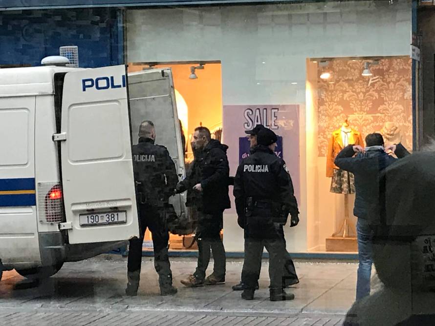 Muškarci se potukli kod kafića, policija ih okružila te privela