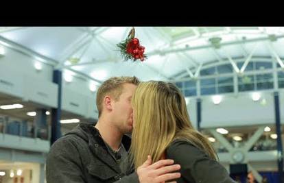 Najbolja anketa ikad: Tko je za božićni poljubac pod imelom?