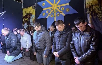 Ukrajinski policajci kleknuli i molili oprost za svoje kolege