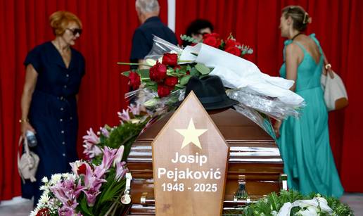 FOTO Pokopan Josip Pejaković: Među brojnima na pogrebu bili su  Dino Merlin i Hanka Paldum