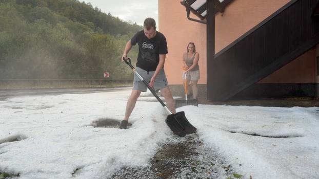 Eine heftige Unwetterfront beendete den extrem heißen Sommertag in Westdeutschland. Aus Frankreich und Luxenburg zogen a