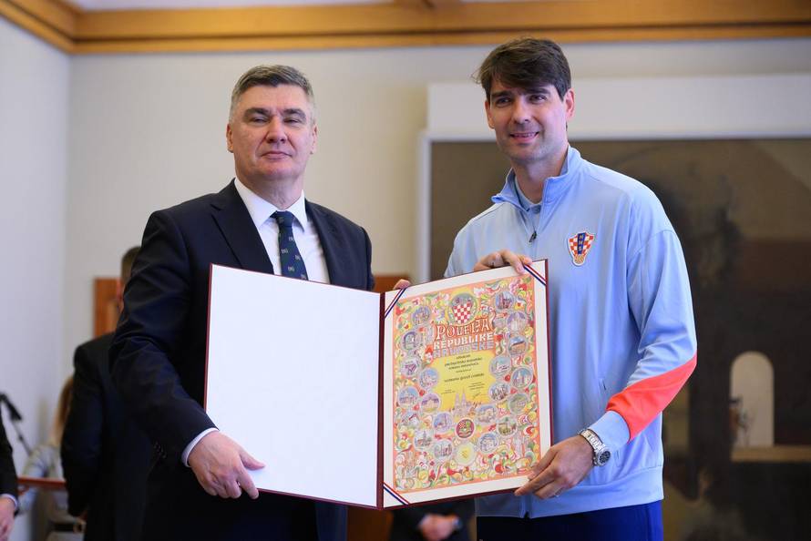 Zagreb: Predsjednik Milanović odlikovao hrvatske nogometne reprezentativce