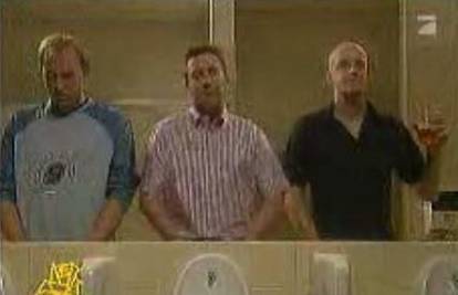 Tri muškarca u wc-u pomažu jedan drugome