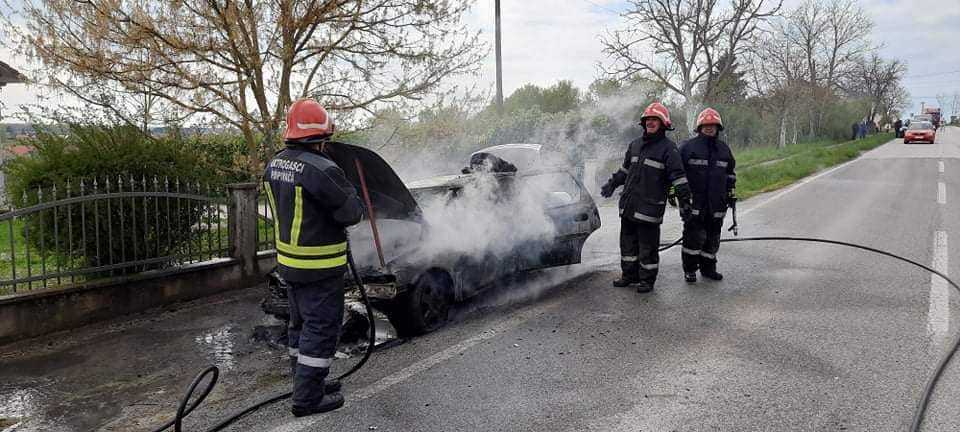 U Popovači izgorio automobil, nastala velika materijalna šteta