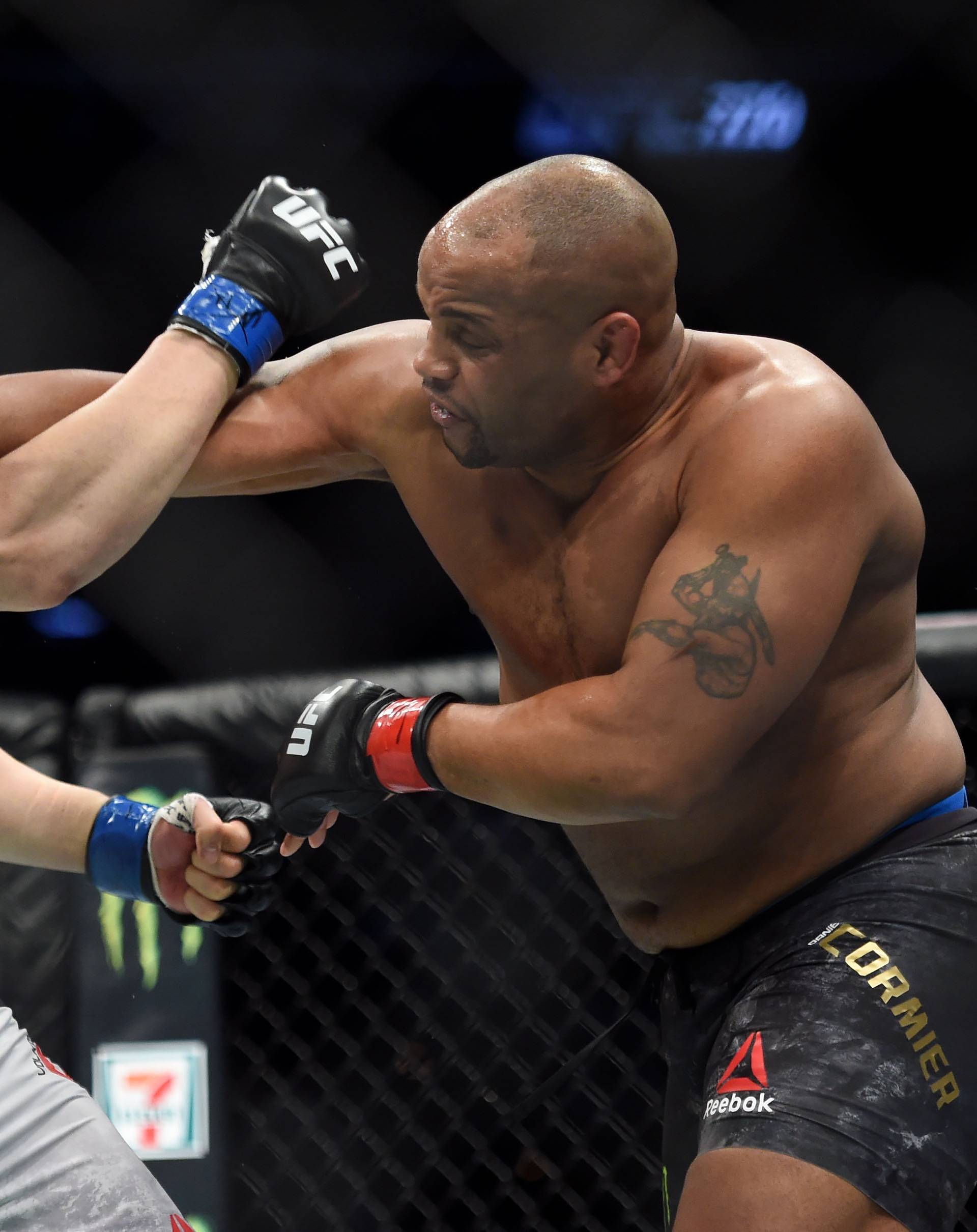 MMA: UFC 220- Cormier vs Oezedmir