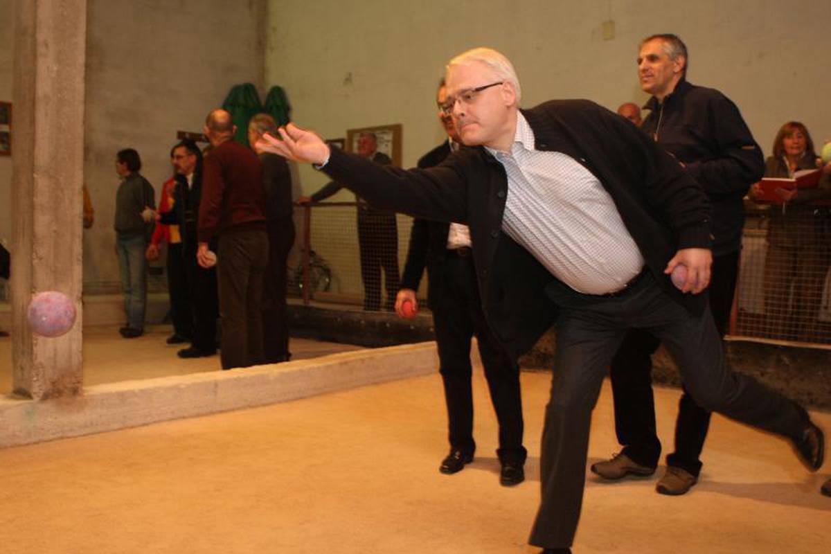 Josipović boćao i obećao kako će 'dizati prašinu'