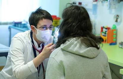 Ema (13) ima temperaturu 38,5 već mjesecima: 'Od umora mora spavati 4 sata nakon nastave'