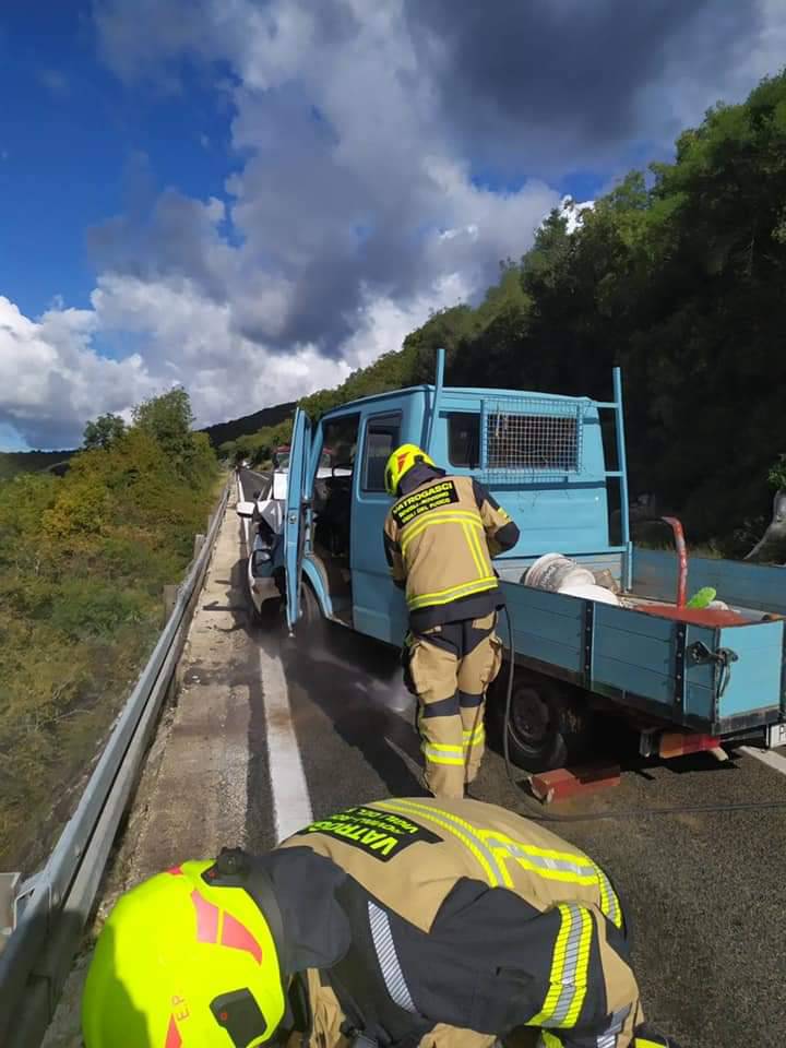 Trostruki sudar u Istri: Kamion se sudario s BMW-om u koji se onda zabila žena u Citroenu...