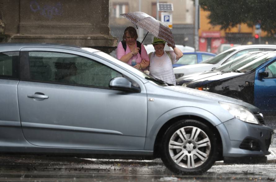 Zagrepčane iznenadio pljusak, tuča i grmljavina poharali Pulu