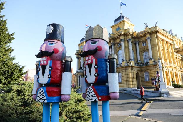 Zagreb: Ispred Hrvatskog narodnog kazališta postavljeni su orašari