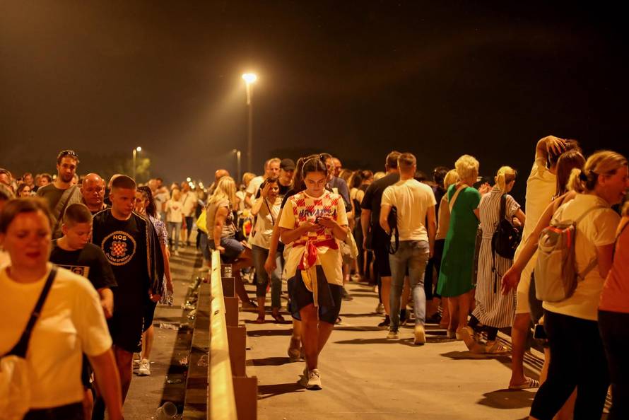 Zagreb: Završio je koncert Marka Perkovića Thompsona, kolone ljudi idu s hipodroma