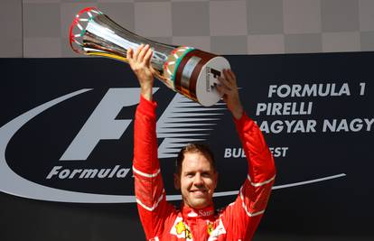 Vettel slavio u Hungaroringu! Hamiltonu je pobjeglo postolje