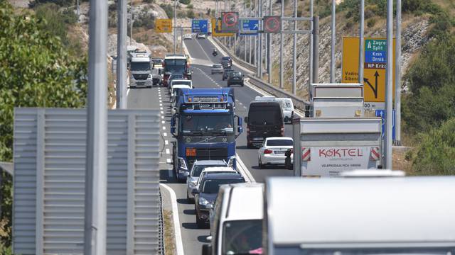 Šibenik: Velike prometne gužve na Jadranskoj magistrali prema izlazu iz grada