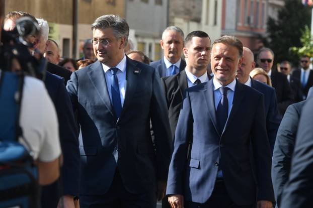 Knin: Predsjednik Vlade Andrej Plenković i članovi Vlade položili su vijence ispred Spomenika hrvatske pobjede „Oluja 95“