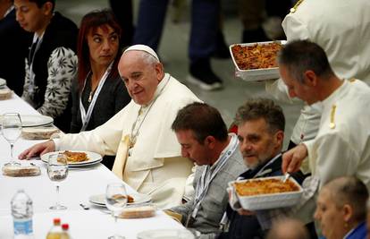 Papa Franjo  na ručku ugostio 1500 beskućnika  i siromašnih
