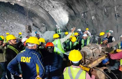 Spasioci pokušavaju doći do 40 radnika u urušenom indijskom tunelu, traže ih već 60 sati