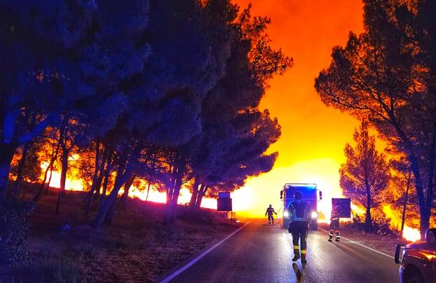 GALERIJA Pogledajte prizore borbe s buktinjom na Braču: Vatru gasilo čak 56 vatrogasaca