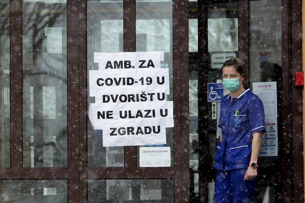 Osijek: Pred Domom zdravlja postavljen šator s ambulantom za COVID-19