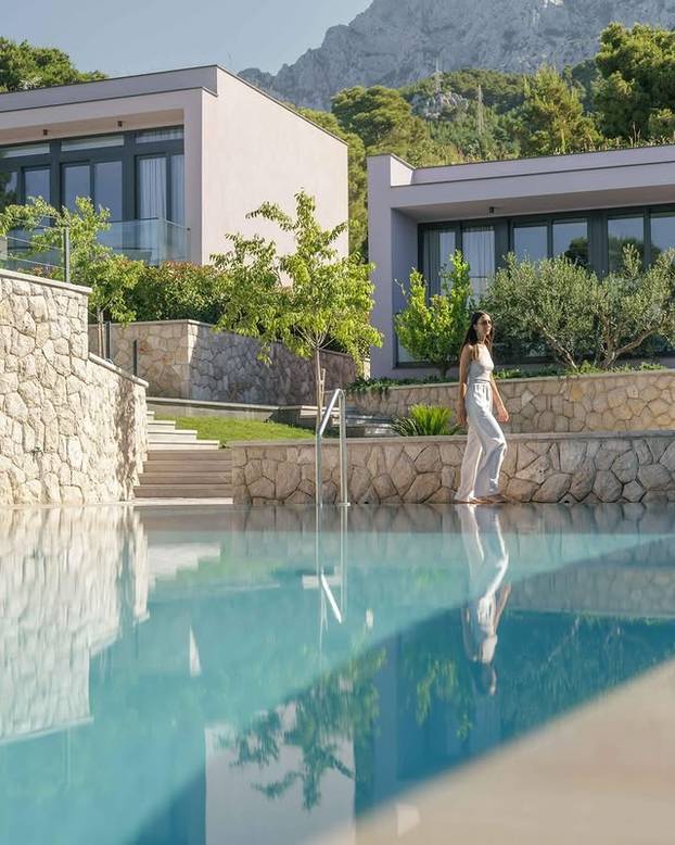 FOTO Vila u Makarskoj 'izranja' iz stijene, a pogled oduzima dah