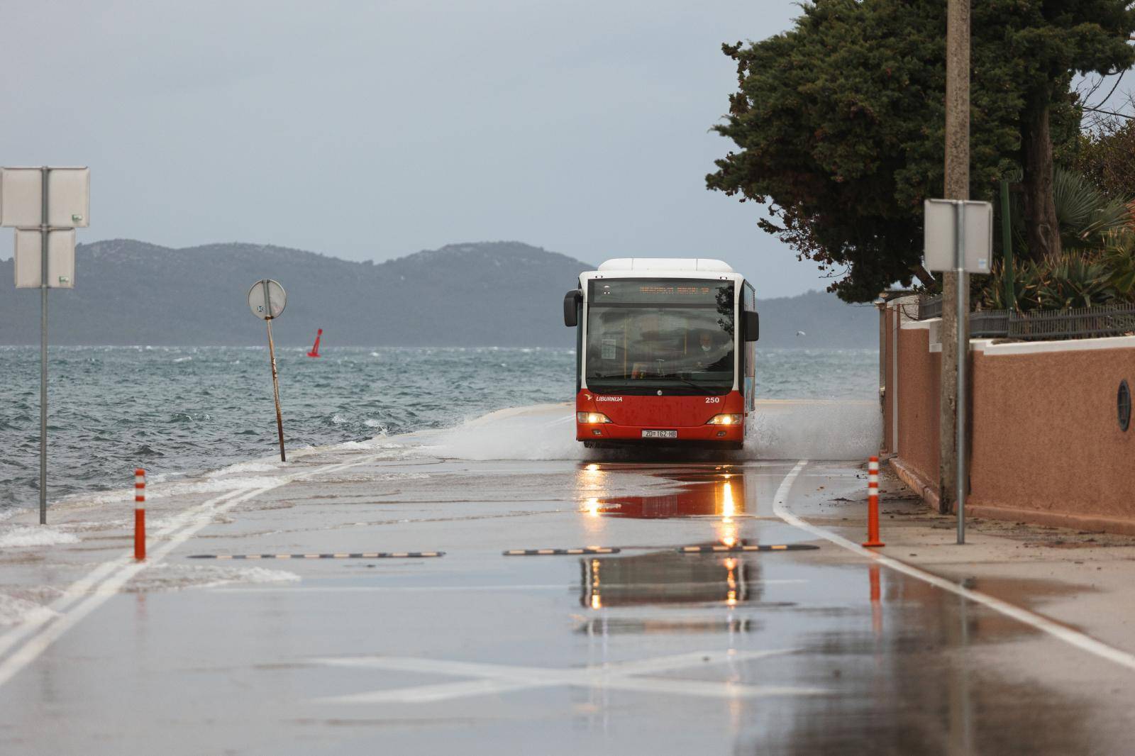 Zadar: More se zbog plimnog vala izlilo na prometnice