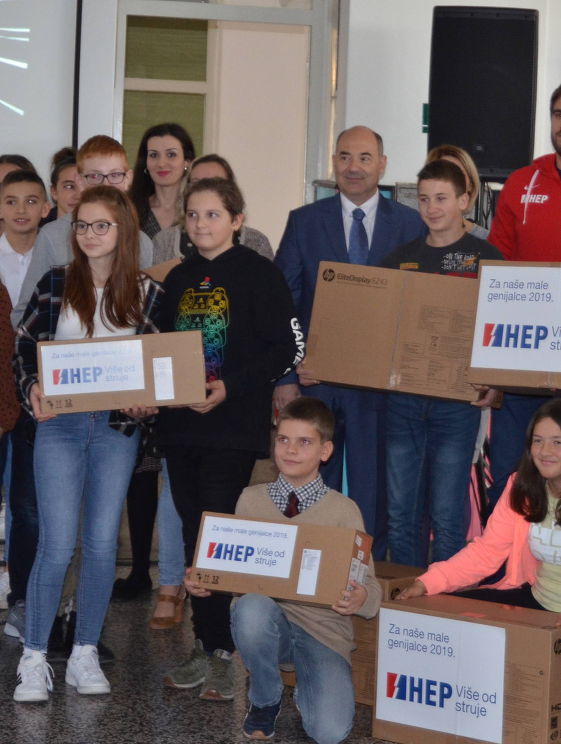 HEP daruje 100 računala za 29 osnovnih škola diljem Hrvatske